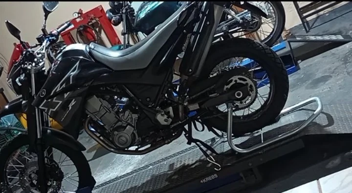 Motocicletas em manutenção na oficina Rafa